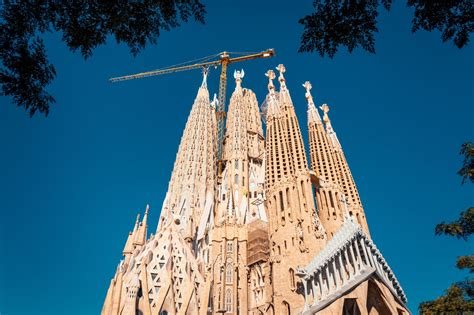 サグラダ・ファミリア！ガウディの傑作建築と壮大なスケールが織りなす夢のような空間へ